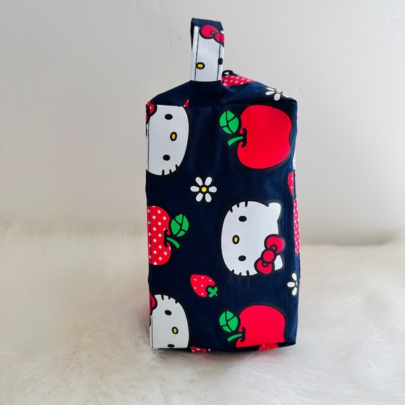 BAGGU x Hello Kitty Apple 🍎 Dopp Kit - Picture 3 of 11